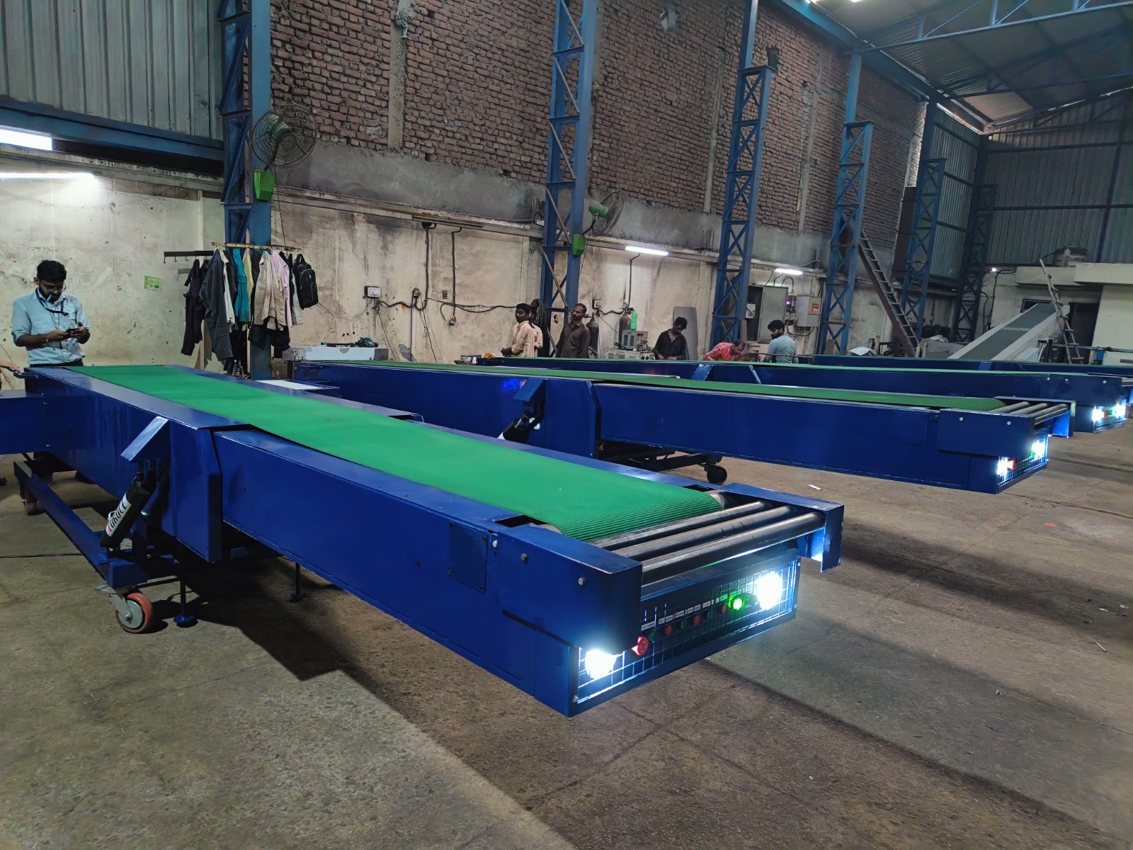 Telescopic Belt Conveyors for Fast Loading & Unloading | Neo Conveyors 